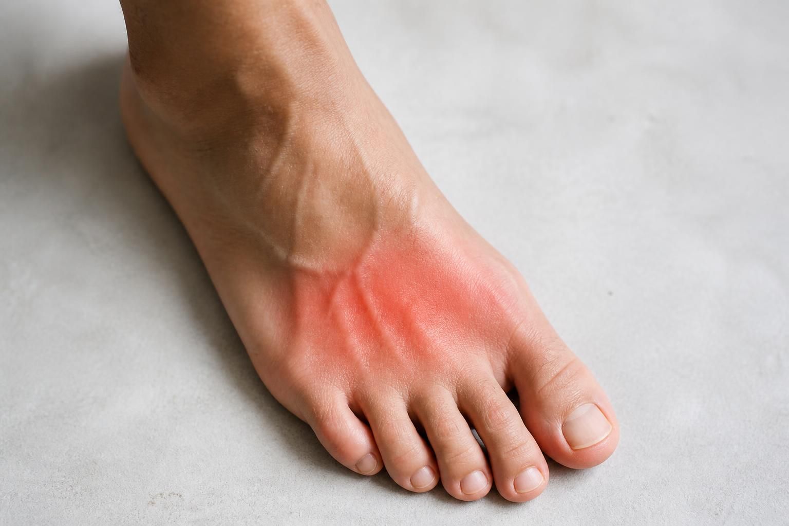 découvrez les causes fréquentes de la douleur au dessus du pied et apprenez à les reconnaître pour mieux prévenir et traiter ce type de douleur.