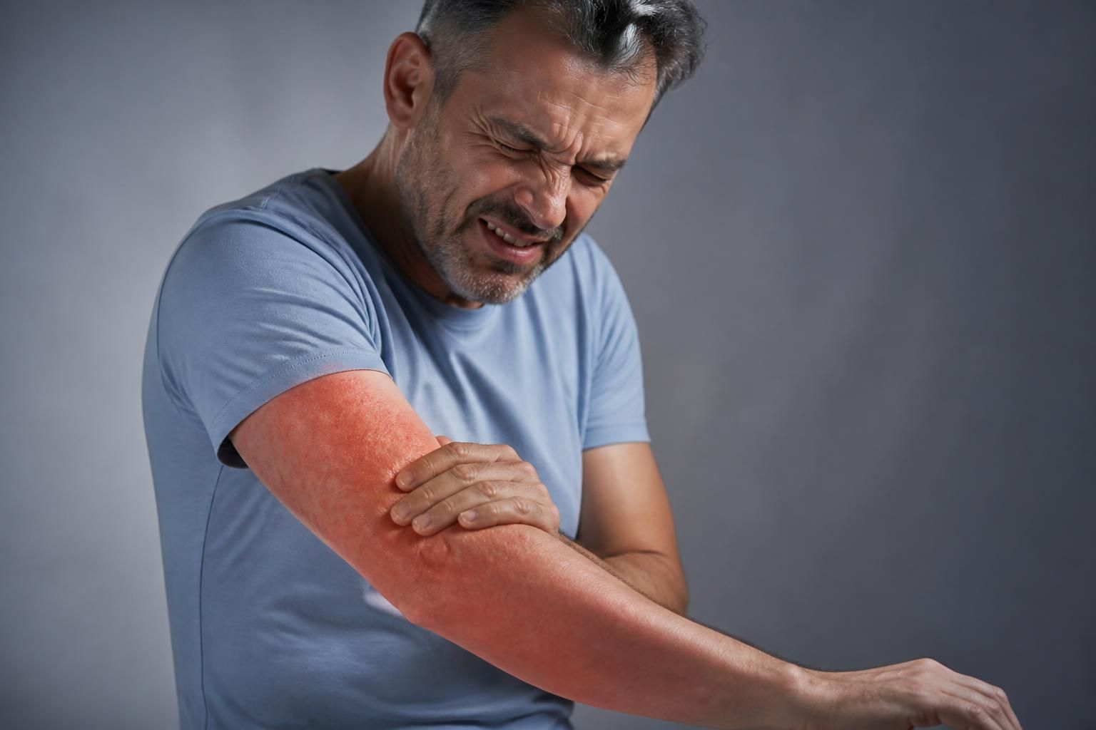 découvrez quels signes et symptômes liés à la douleur sur le bras gauche nécessitent une attention médicale urgente pour prévenir les complications.